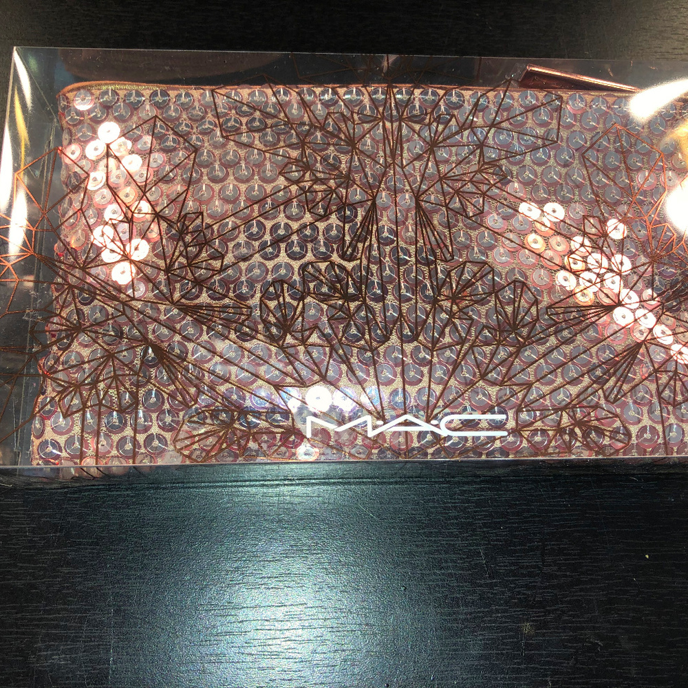 MAC Cosmetics Snow Ball Face Bag WHISPER OF GUILT